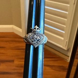 Royal treatment ring